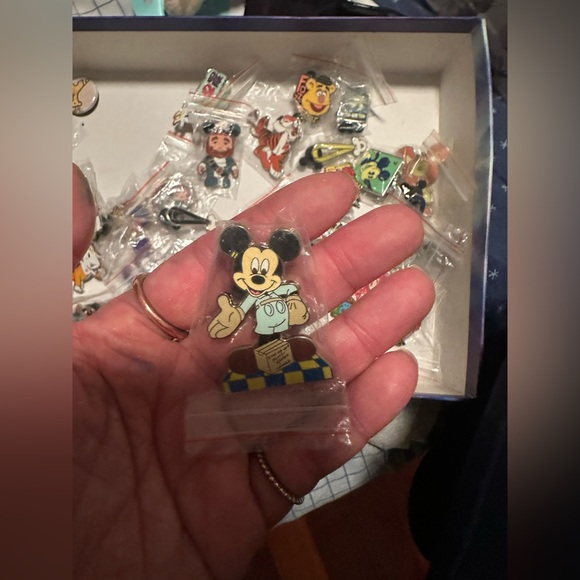 New 55+ Pc Disneyland & Mickey Mouse & Other Cartoon Character Pins Assorted Lot - Picture 10 of 11